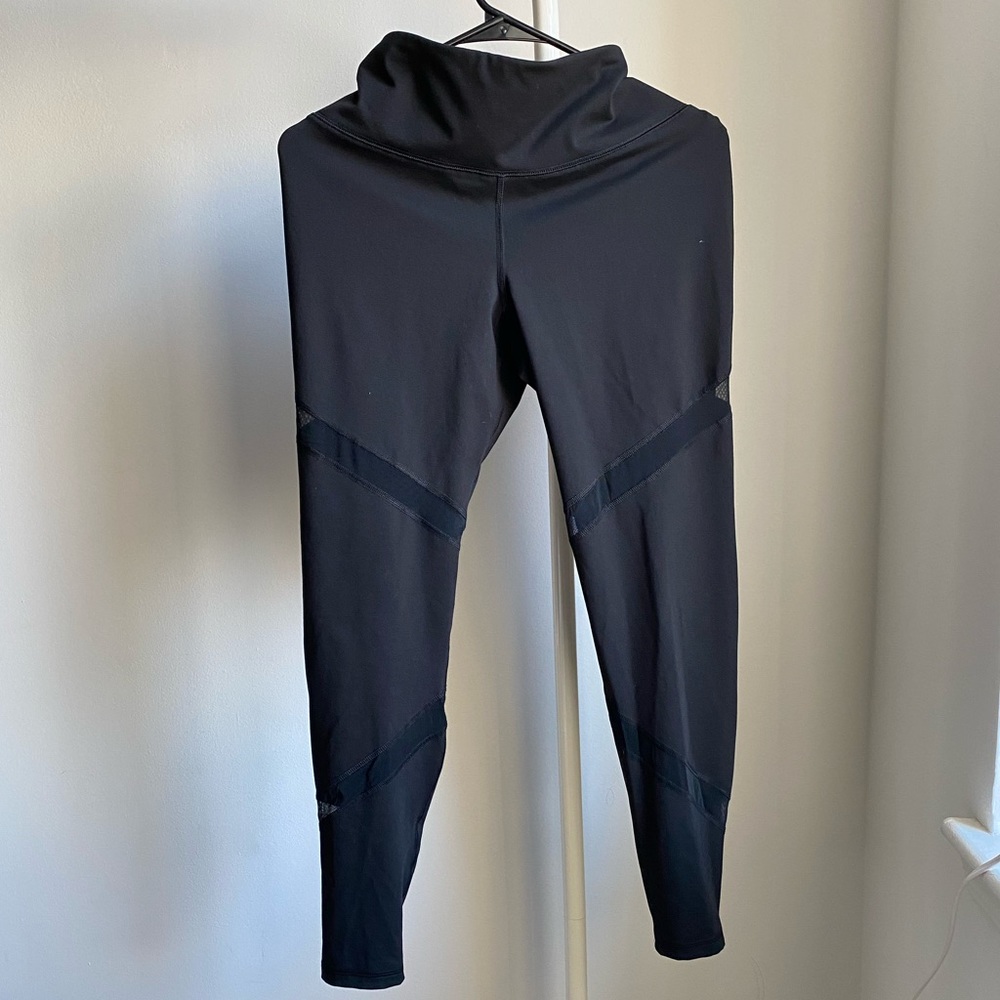 Leggings with mesh inserts
